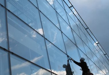 Мойка окон, стеклянных фасадов и витрин