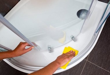 Мытье душевой кабины: самостоятельно или заказать клининг?