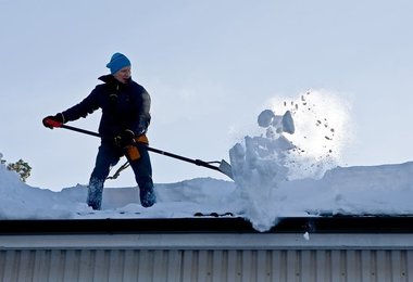 Правильная уборка снега с крыши