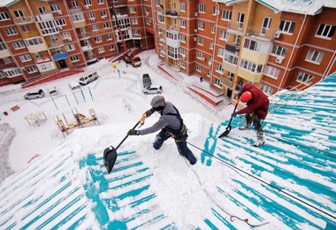 Уборка снега с крыш строений